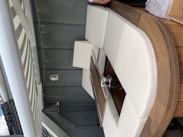 Bootspolster mit weißen Sitzflächen