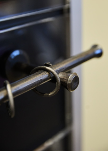 Foto einer Vorhängestange mit Metallringen